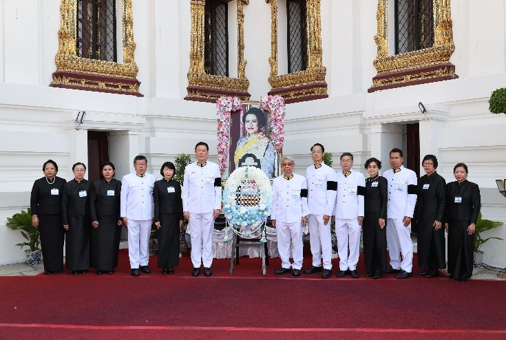 กลุ่มธนชาต พร้อมด้วย บริษัท เอ็ม บี เค จำกัด (มหาชน) เป็นเจ้าภาพในการบำเพ็ญกุศลและวางพวงมาลาถวายสักการะพระบรมศพสมเด็จพระบรมราชชนนีพันปีหลวง