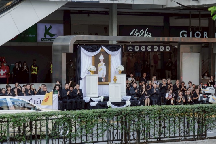 คณะผู้บริหารกลุ่มธนชาต ร่วมเฝ้าทูลละอองธุลีพระบาท รับเสด็จ เชิญพระศพ สมเด็จพระเจ้าลูกเธอ เจ้าฟ้าพัชรกิติยาภาฯ ไปยังพระที่นั่งพิมานรัตยา